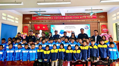 Liceul Xa La și Grupul de Voluntari Com Nam au oferit 1.000 de cadouri elevilor din comuna Ta Cu Ty.