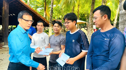 Khanh Hoas provinsiella arbetarförbund stöder fackföreningsmedlemmar och arbetare som drabbats av översvämningarna