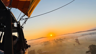 গোল্ড কোস্টের একটি গরম বাতাসের বেলুনে অস্ট্রেলিয়ার সূর্যোদয় দেখুন