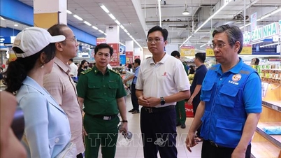 Sanayi ve Ticaret Bakanlığı, Orta Vietnam'daki sellere müdahale ediyor, elektriği geri getiriyor ve malları istikrara kavuşturuyor