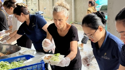 Varma hjärtan hos äldre, barn och turister som förenar sina händer för att hjälpa översvämningsoffren
