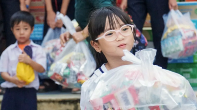 Союз молодёжи города Хошимин раздаёт 1500 подарков студентам в пострадавших от наводнения районах Кханьхоа