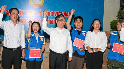 Автобуси, що перевозять серце Хошиміна до Центрального регіону