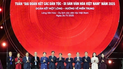 Perdana Menteri Pham Minh Chinh menghadiri Upacara Pembukaan Pekan "Persatuan Bangsa yang Hebat - Warisan Budaya Vietnam"