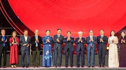 Ponad 500 miliardów VND na wsparcie mieszkańców środkowego Wietnamu podczas pierwszej nocy Wielkiego Tygodnia Solidarności Wietnamskich Grup Etnicznych