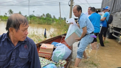 Historische overstroming: krant Thanh Nien biedt hulp aan mensen in zwaar overstroomde gebieden