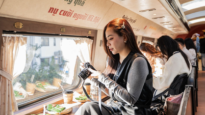 Turiștii se bucură de experiență și fac fotografii până le obosesc mâinile în trenul de la Hanoi la Bac Ninh.