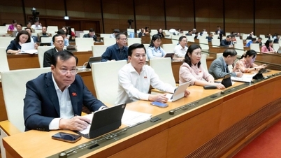 एआई को प्रशिक्षित करने के लिए रचनात्मक डेटा के उपयोग की अनुमति देने वाले नियमों पर चिंता