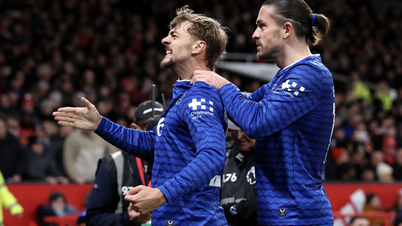 Jogadores se agridem mutuamente, Manchester United sofre derrota surpreendente para o Everton em casa.