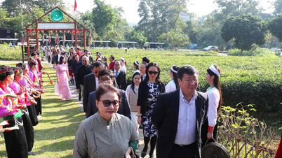 Los visitantes internacionales experimentan la cultura Muong en la Villa Nacional de Vietnam para la Cultura Étnica y el Turismo.