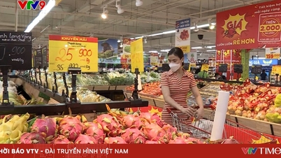 洪水被害地域の人々に物資を届けるために協力する