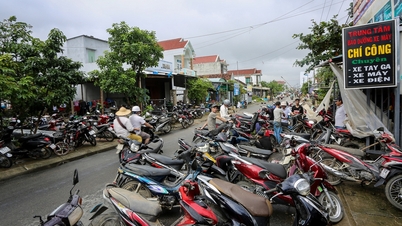 Tusenvis av oversvømte motorsykler ligger eksponert på gatene i gamle Phu Yen, folk venter på reparatører og reservedeler.