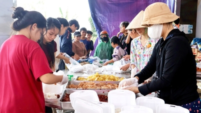 Estufas de fuego rojo cocinan arroz benéfico en Hoa Thinh