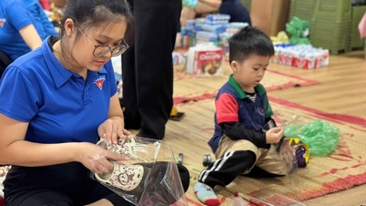 Barnehagebarn pakker inn par «fortsatt gode» sandaler for å sende til venner i flomrammede områder