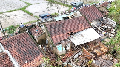 Επείγον έργο, επισκευή σπιτιών για τους ανθρώπους που έχουν πληγεί από τις πλημμύρες