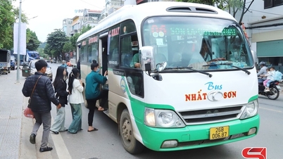 Transport publiczny ułatwia ludziom podróżowanie.