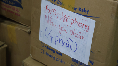 Egész éjjel dolgoznak, hogy segélycsomagokat szállítsanak az árvízkárosultaknak Közép-Vietnámban