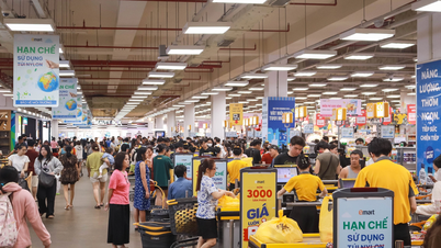 Supermarkeder «utsolgt» ettersom innbyggere i Ho Chi Minh-byen haster med å handle for å sende nødhjelp til folk i Sentral-Vietnam.