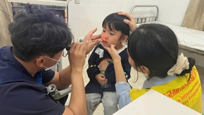 More than 250 people received free medical examination and medicine at Na Sam Commune Health Station.