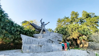 Besuchen Sie das Cu Chinh Lan Heldendenkmal – eine historische Sehenswürdigkeit auf der Thung Nai Touristenroute