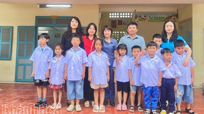 Le journal, la radio et la télévision de Khanh Hoa, ainsi que l'Union provinciale des femmes, ont offert des uniformes et des cadeaux à plusieurs écoles.