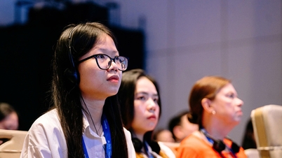 WEF:s VD:n: ”Människor konkurrerar inte, utan samarbetar med maskiner”