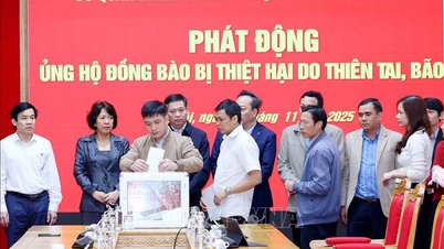 ועדת המפלגה של סוכנויות המפלגה המרכזית משתפת מידע עם אנשים באזורים שנפגעו מהצפות באזור דרום-מרכז.