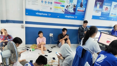 VinaPhone תומכת בדחיפות בתקשורת, מאחדת ידיים עם אזור ההיילנדס המרכזיים כדי להתגבר על שיטפונות