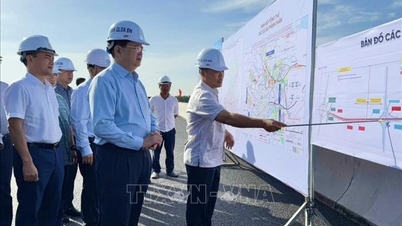 Vice premiärminister Mai Van Chinh inspekterar framstegen i Ringväg 3-projektet.