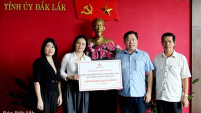 Hung Thinh Corporation støtter 1 milliard VND for å hjelpe Dak Lak med å overvinne konsekvensene av flom