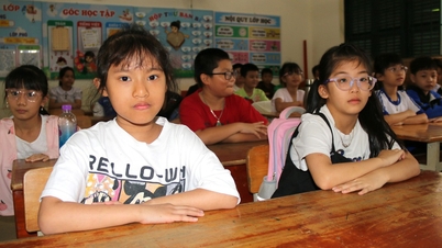 Elevii din zona predispusă la inundații din Khanh Hoa se întorc la școală fără uniforme sau cărți.