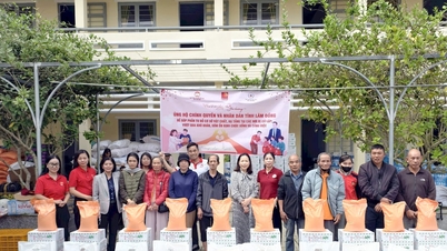 Rozdawanie ryżu, makaronu i gotówki ofiarom powodzi w Lam Dong