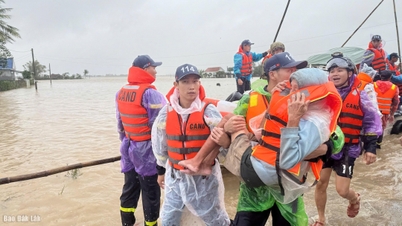 Traverser le fleuve toute la nuit, couper l'eau pour accéder aux zones isolées et sauver des vies.