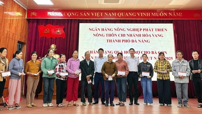 Offrir des dons pour soutenir les habitants de la commune de Hoa Tien touchés par les inondations