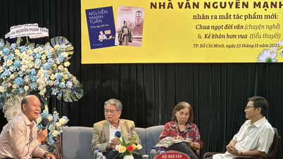 লেখক নগুয়েন মান তুয়ান ৮০ বছর বয়সে দুটি কাজ প্রকাশ করেছিলেন।