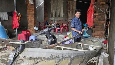 ডাক লাক সেই ব্যক্তিকে পুরস্কৃত করেন যিনি হোয়া থিনের বন্যা কেন্দ্রে ৪০ জনেরও বেশি মানুষকে বাঁচাতে রাতভর কাজ করেছিলেন।