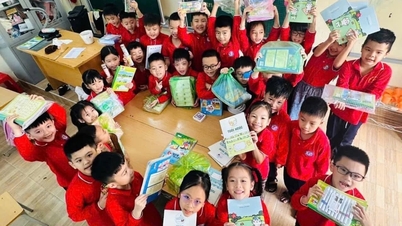 ハイフォンの子どもたちが洪水被害地域の学生を支援するために本や学用品を寄付