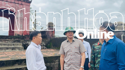 ທ່ານ​ຮອງ​ປະ​ທານ​ຄະ​ນະ​ກຳ​ມະ​ການ​ປະ​ຊາ​ຊົນ​ແຂວງ ຫງວຽນ​ລອງ​ບຽນ ໄດ້​ລົງ​ກວດ​ກາ​ວັດ​ຖຸ​ບູ​ຮານ​ທີ່​ຖືກ​ນ້ຳ​ຖ້ວມ.