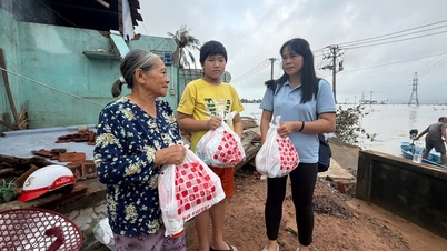 De krant Thanh Nien levert hulpgoederen aan mensen in het overstromingsgevoelige gebied van Hoa Xuan