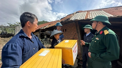 فرماندهی نظامی استان از خانواده‌هایی که خانه‌هایشان بر اثر سیل فرو ریخته بود، بازدید و از آنها حمایت کرد.