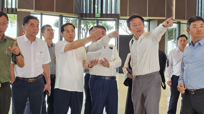 हो ची मिन्ह सिटी में शरदकालीन आर्थिक मंच की प्रगति का निरीक्षण करते हुए उप प्रधानमंत्री बुई थान सोन की छवि