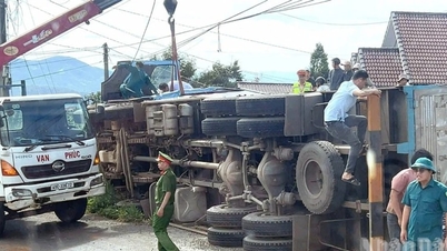 Lam Dong: Resgate oportuno de motorista e auxiliar de ônibus presos em...