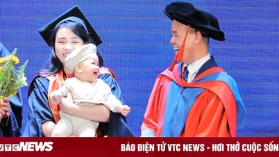 استاد جدید نوزاد را برای دریافت مدرک در آغوش گرفت، لحظه لبخند نوزاد باعث ایجاد «طوفانی» در رسانه‌های اجتماعی شد