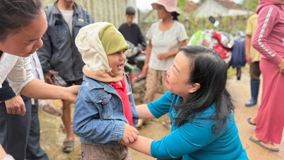 প্রাদেশিক পার্টি কমিটির স্থায়ী উপ-সচিব কাও থি হোয়া আন বন্যায় ক্ষতিগ্রস্ত মানুষদের পরিদর্শন করেছেন এবং উৎসাহিত করেছেন।