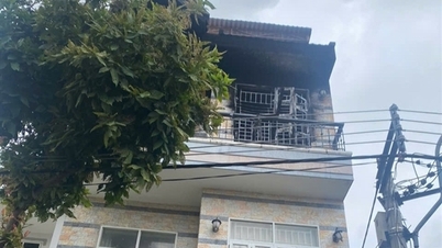 বন্যার পর কাদা পরিষ্কার করার সময় বাড়িতে আগুন লেগেছে