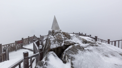 Vorst bedekt de Fansipan-piek