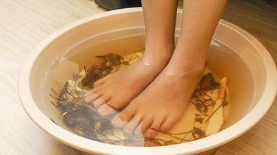 Fazer escalda-pés diariamente é um hábito que ajuda a prevenir muitas doenças.