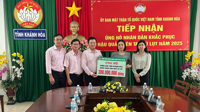 Związek Zawodowy Banku Polityki Społecznej wspiera pomoc w wysokości 300 milionów VND dla mieszkańców terenów dotkniętych powodzią