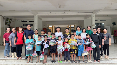 Gazeta, radio i telewizja Khanh Hoa przekazały darowizny na rzecz dwóch szkół podstawowych.