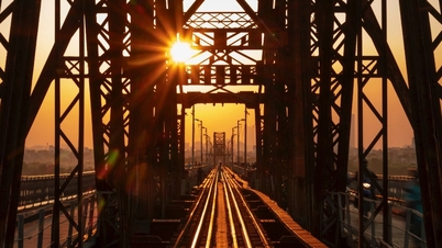 A luz dourada do sol jorrava como mel no pôr do sol dos primeiros dias de inverno em Hanói.